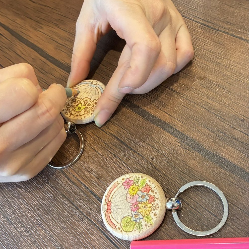 キーホルダーの金具を手で取り付ける