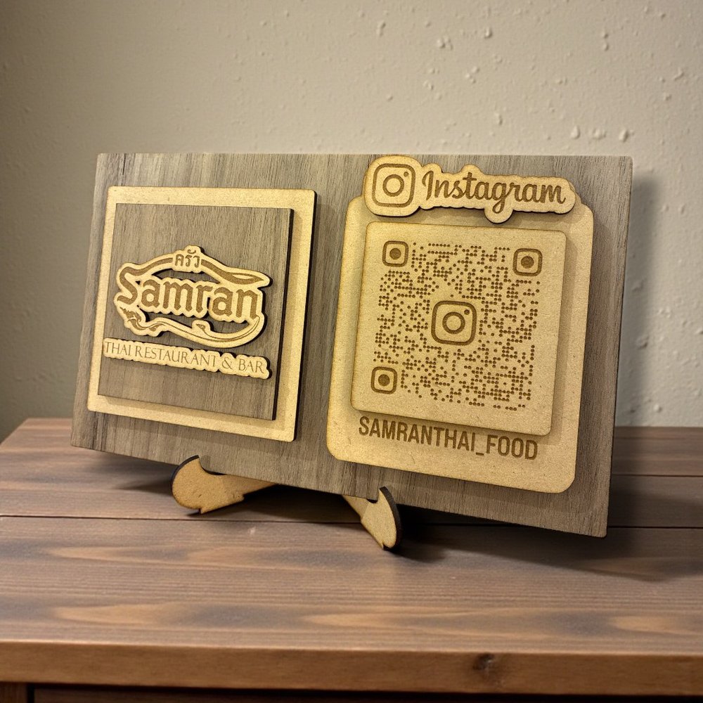 店名とQRコードを彫った木のスタンド