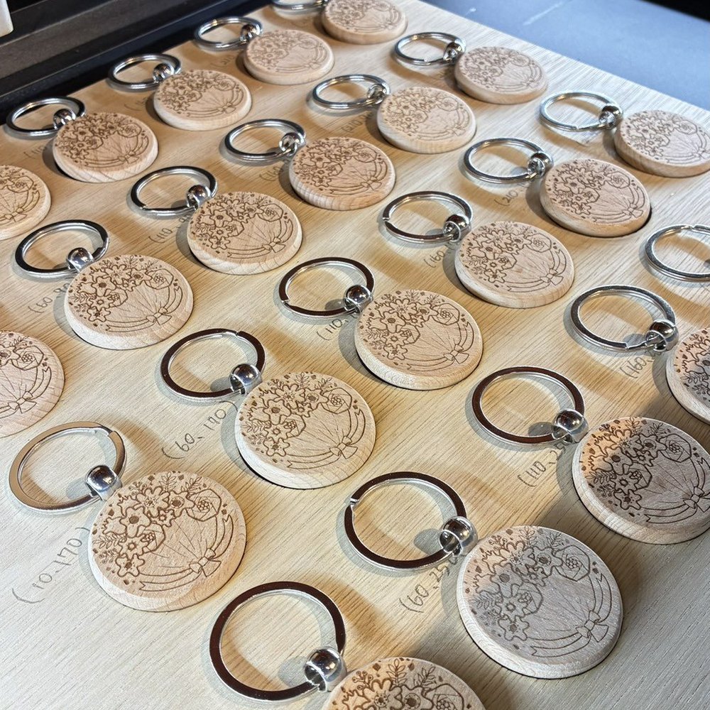 彫り上がった木のキーホルダーが並ぶ