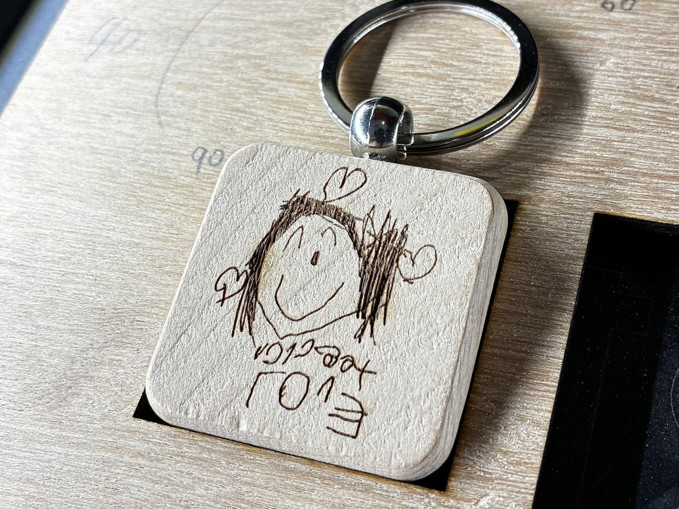 手書きの絵を刻んだ木のキーホルダー